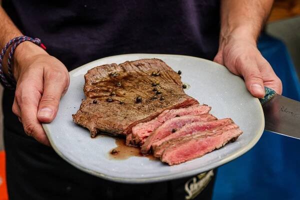 Flank steak s omáčkou zo zeleného korenia a pečenou zeleninou s korením Ras el Hanout - recept od Coolinári | food blog