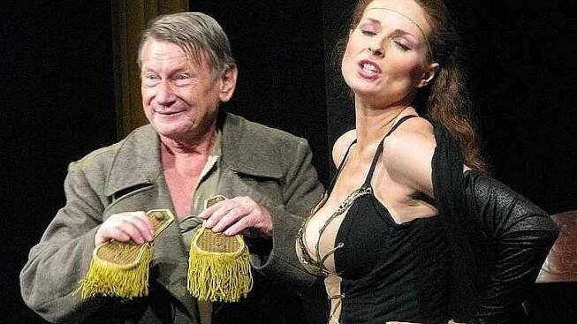 Jak to může dopadnout, když se postavička prostého lidového chytráka zaplete do šachové partie mocných? Tak právě o tom pojednávala komedie Divadelní společnosti Josefa Dvořáka S Pydlou v zádech.