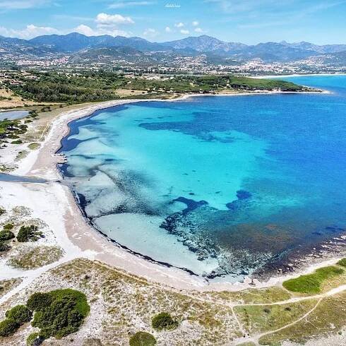 Spiaggia di Porto Ainu, Itálie - Průvodce po plážích, informace, fotografie - BeachAtlas