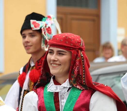 Hody s právem ve Véskách: chasa testovala, kolik lidí unese balkon kulturáku