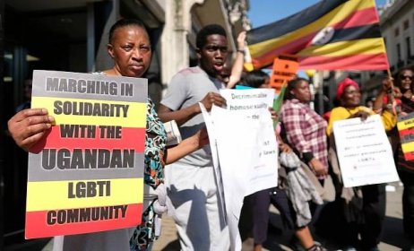 Uganda schválila nejtvrdší zákon proti LGBTQ+ skupině na světě. Inspirovat se jím chce i Ghana - Houpací Osel