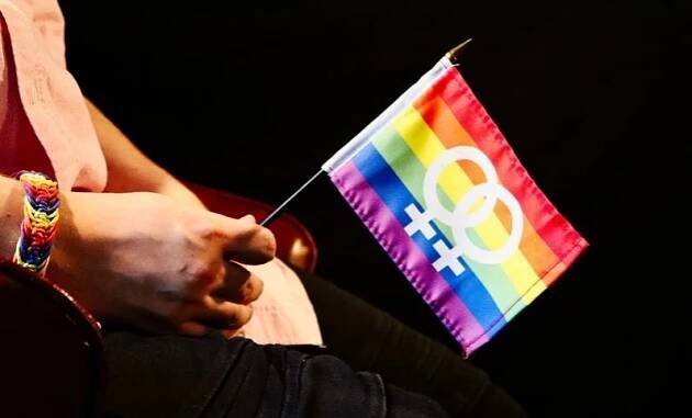 Útok ve slovenském klubu. Zpěvákovi kvůli duhové vlajce zlomili čelist