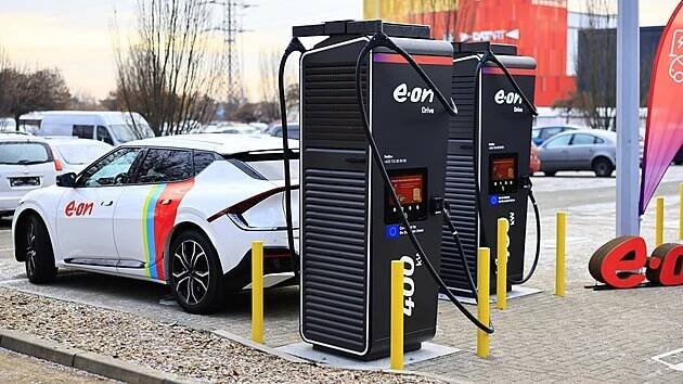 Nejrychlejší dobíjecí stanici na Moravě umístila firma E.ON Drive Infrastructure před nákupní centrum Futurum na okraji Brna.