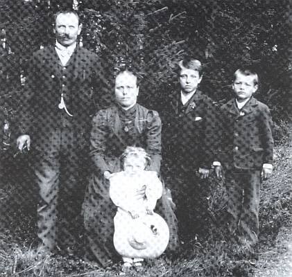 Jeho praděd z matčiny strany Franz Zodet (*1866), ze dnes zaniklé vsi Vitěšovičtí Uhlíři čp. 1, zachycený tu prvý zleva i se svou rodinou, tj. manželkou Marií (*1874) a dětmi Franzem, Josefem a Marií Zodetovými, na snímku vídeňského fotografa Rudolfa Schindlera