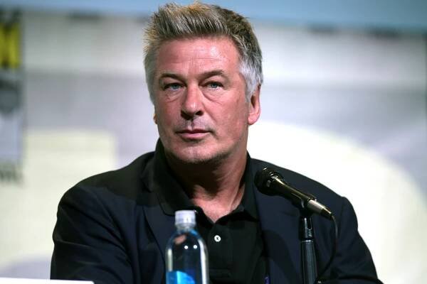 Ztrápený herec Alec Baldwin je podle zdrojů amerického bulváru po usmrcení kameramanky omylem nabitou zbraní zlomený a emocionálně na dně.