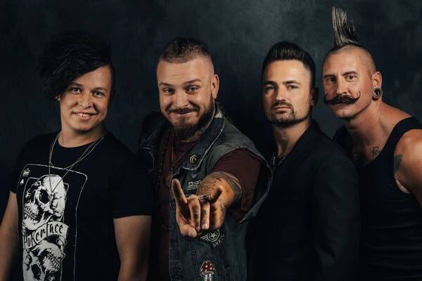 TRENDY V KLIPECH: Rybičky 48 opět přátelí s Pekařem, Jeleni vyměnili zpěváka