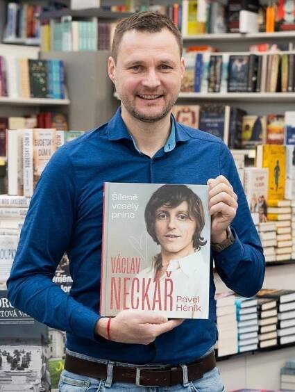 Spisovatel Pavel Hénik s knihou Šíleně veselý princ.