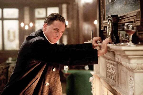 Victor Garber weighs in on 'Titanic' door controversy