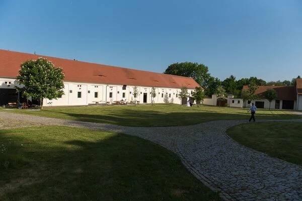 Zámek Třebešice u Divišova foto 2
