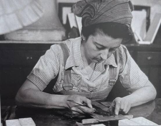 Sochařka Květa Manoušková se věnovala hlavně výzdobě zvonů v rodinné zvonárně na Zbraslavi. 1972