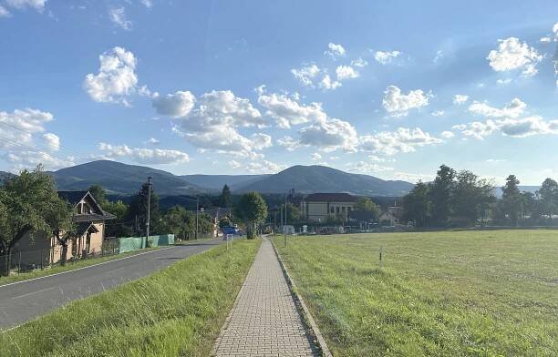 Cesta z Vendryně na Čantoryji, výhled na Javorový a Ostrý