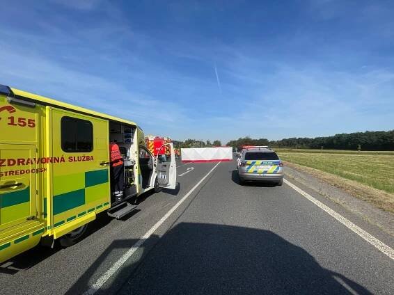 Smrtelná nehoda za Prahou. Na křižovatce se srazilo auto s motorkářem