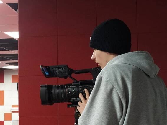 Filmová tvorba na ZUŠ Járy Cimrmana slaví. Jeden z žáků si zahrál ve filmech