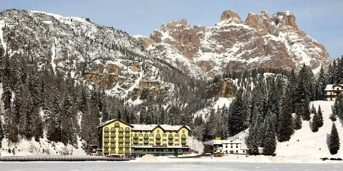 Zimní dovolená v Dolomitech: 4* hotel s polopenzí a bazénem, skiareál 800 m, Cortina d ́Ampezzo 15 km