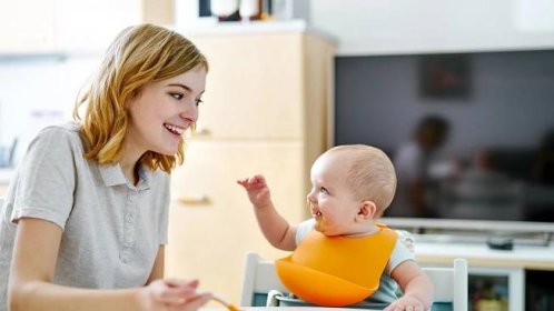Miminko 7 měsíců: Kdy začne dítě samo sedět