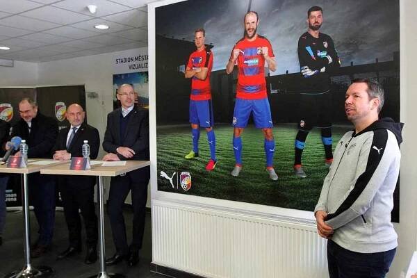 Pavel Horváth (vpravo) pózuje ve vestibulu stadionu ve Štruncových sadech. Zleva primátor Martin Zrzavecký, majitel klubu FC Viktoria Plzeň Tomáš Paclík a předseda výboru Viktoria Plzeň-fotbal Petr Žitek.