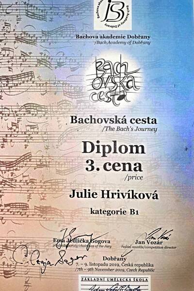 ÚSPĚCH JULIE HRIVÍKOVÉ NA KLAVÍRNÍ SOUTĚŽI BACHOVSKÁ CESTA - Konzervatoř Evangelické akademie