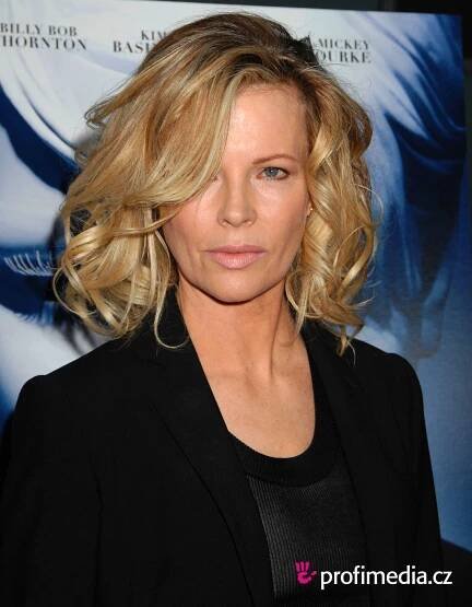 Kim Basinger - celebrity účes - HappyHair