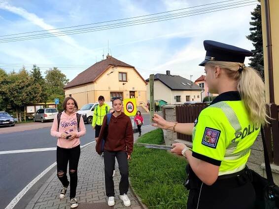 Drama u školy v Hradci nad Svitavou. Obcí denně projedou stovky kamionů