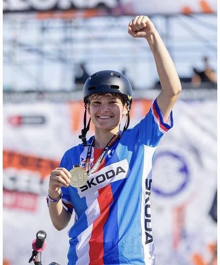 Cyklistka Miculyčová se na olympiádu připravuje ve skateparku v Pardubicích. Celé kolo si sestavuje sama