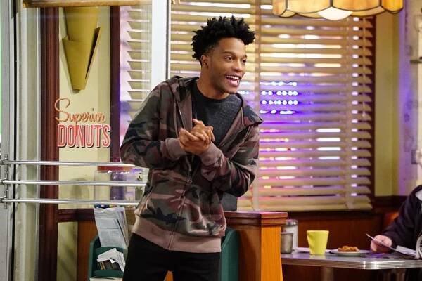 Superior Donuts - Get It, Arthur - Z filmu - Jermaine Fowler