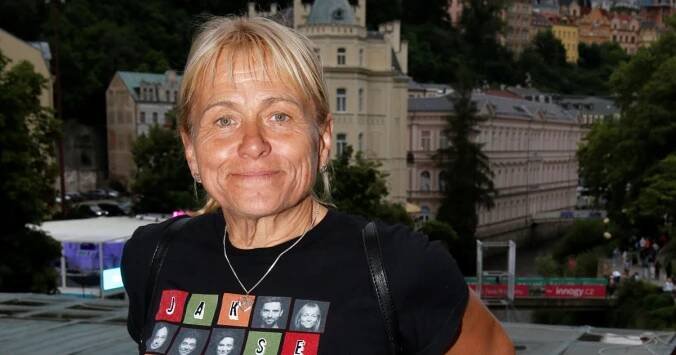 Z krásné dcery Pavly Tomicové se stala velice úspěšná zpěvačka. Možná její písničky znáte a ani o tom nevíte. Herectví ji nelákalo