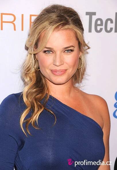 Rebecca Romijn - celebrity účes - HappyHair