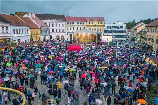 Akce v Třebíči 2023 - 5.–6. 7. Kostýmované prohlídky (zámecký areál) 9. 7. Velká prohlídka baziliky – od krypty až na půdu 10.–14. 7. Letní kino (Karlovo náměstí) 14.–15. 7. Noční věž | Kurzy.cz