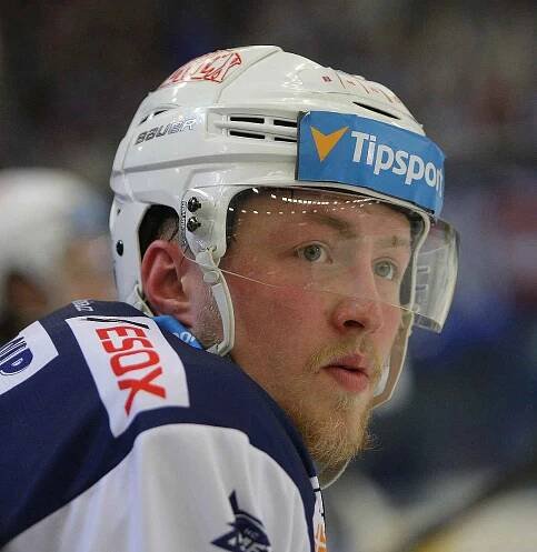 Hokejisté Komety Brno (v modrém) zvítězili ve třetím finálovém utkání 3:2 a ujali se vedení v sérii 2:1 na zápasy.