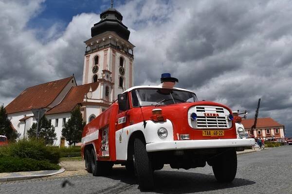 Bechyňští hasiči slavili s motory i koňskými spřeženími