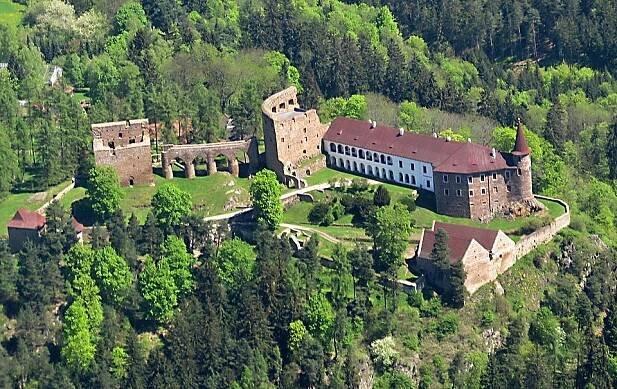 Soubor:Velhartice - letecký pohled (cropped).JPG – Wikipedie