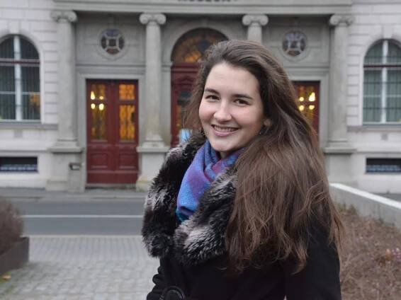VIDEO: Není nad Paříž, zazpívá Eliška Lüftnerová v hitu z Humoresek