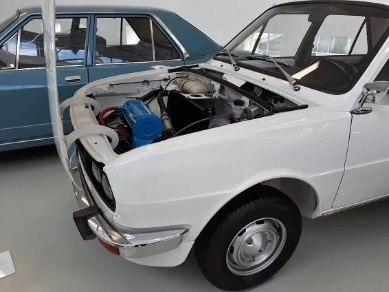 Pohled pod kapotu prototypu 742 C, který v roce 1978 ukazoval možnost přestavět auto s motorem vzadu a pohonem zadních kol na auto s motorem vpředu a pohonem předních kol.