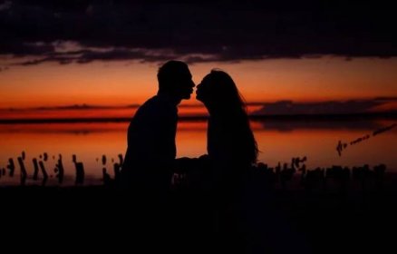 Silueta Romantické Dvojice Milenců Objímat Líbat Při Barevném Západu Slunce — Stock fotografie