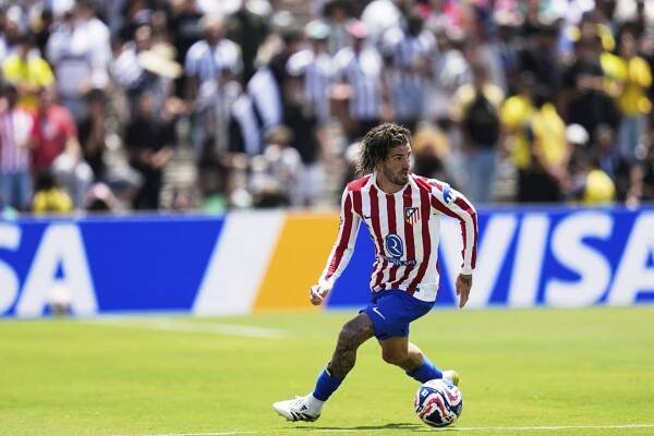Argentínsky stredopoliar opúšťa Európu. Mieri za Messim do zámoria