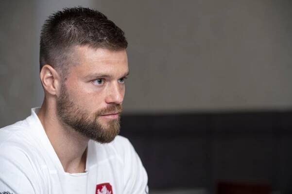 FOTO: Ondřej Čelůstka nadobro skoncoval s neplatičem Adamem Hlouškem.