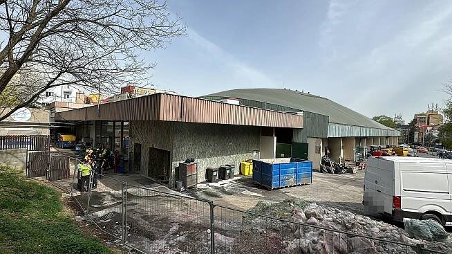 Pálení očí, kašel. Ve Vokovicích unikl ze stadionu čpavek, zasáhl několik dětí
