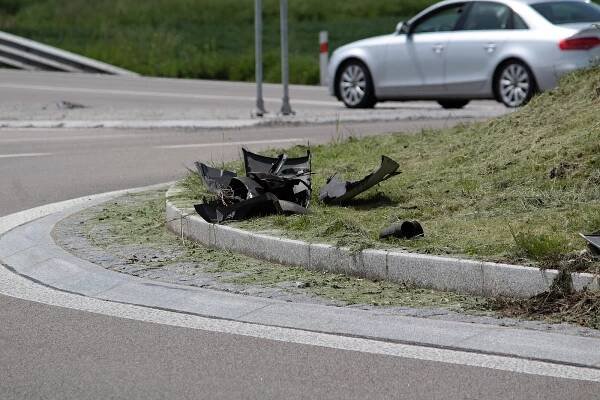 Stopy po dopravní nehodě na křižovatce U Topolu v Benešově.