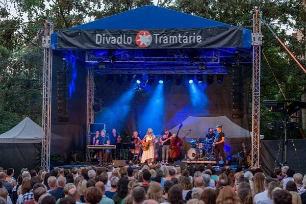 Koncert Anety Langerové rozezněl parkán | Divadlo Tramtarie Olomouc