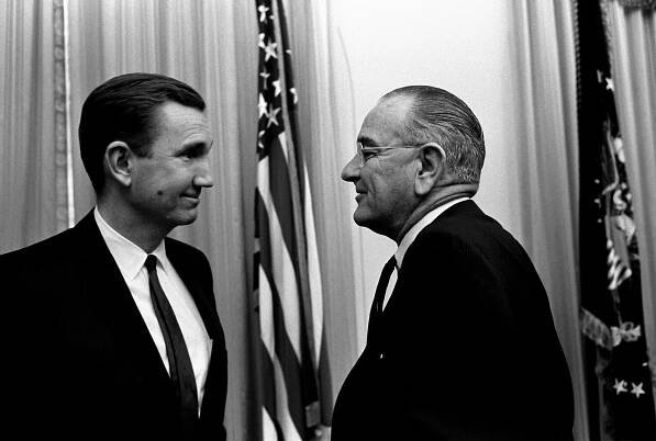Soubor:President Lyndon B. Johnson and Attorney General Ramsey Clark.jpg – Wikipedie