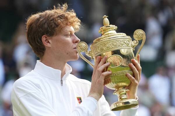 Sinner porazil obhájce titulu Alcaraze a vyhrál poprvé Wimbledon