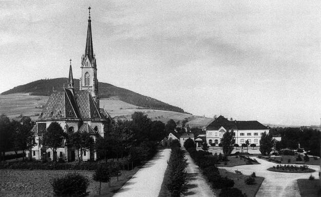 Kopřivnice, střed vsi (Masarykovo náměstí) s kostelem; 30. léta 20. století (sbírka Jiřího Fiedlera).