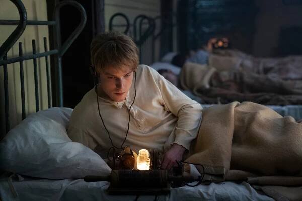 Louis Hofmann as Werner Pfennig in episode 102 of All the Light We Cannot See.