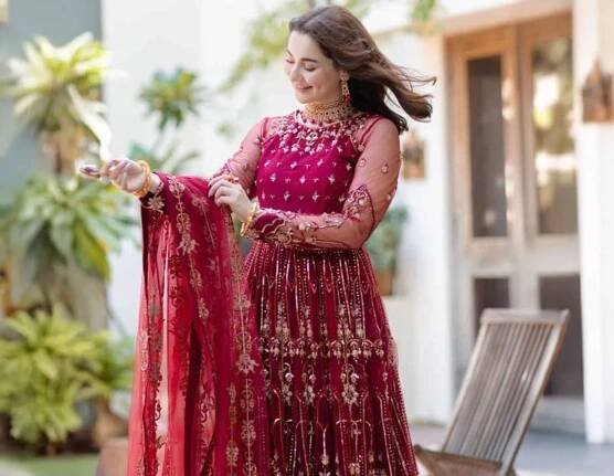 Hania Aamir Stuns in $4651 Lavender Tissue Saree by Indian Designer Manish Malhotra