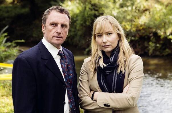 Vraždy v Brokenwoodu - Krev a voda - Z filmu - Timothy Balme, Fern Sutherland