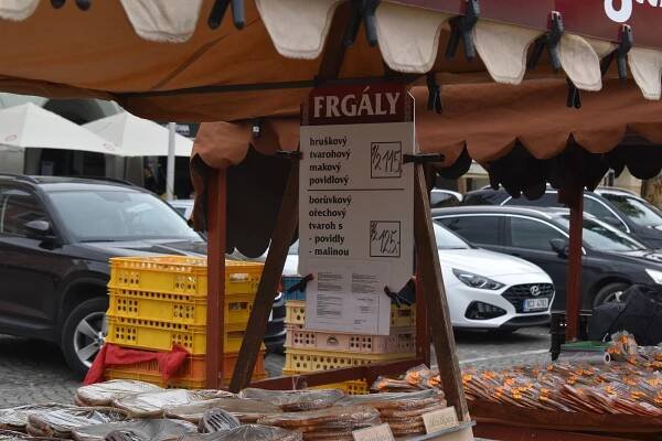 V Budějovicích začaly jarní trhy. Podívejte se, kolik dáte za občerstvení