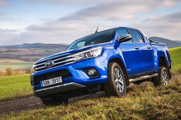 Volkswagen Amarok 3.0 TDI 165 kW vs. Toyota Hilux 2.4 D-4D: Motor, nebo výbava