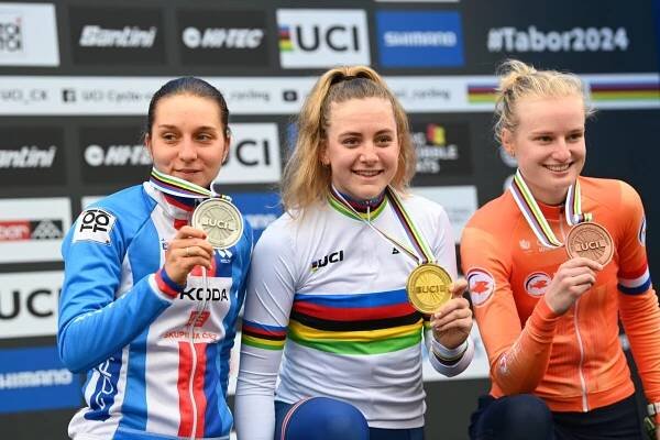 Kristýna Zemanová, která skončila druhá a Kryštof Bažant třetí na mistrovství světa cyklokrosařů