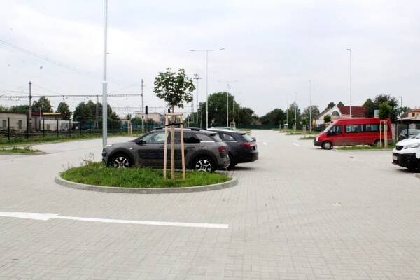 V Lysé u nádraží otevřeli parkoviště pro 156 aut