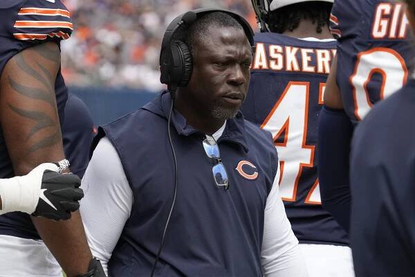 Bears defensive coordinator Alan Williams on the sideline during a preseason game in August 2023.